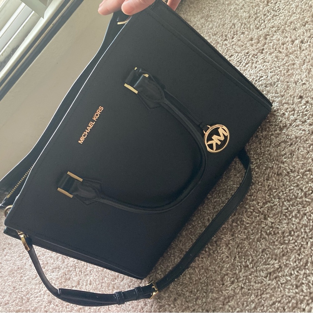 Michael Kors Sheila Medium Bag